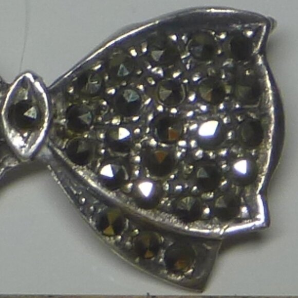 Vintage Classic Bow Shaped Brooch - Picture 5 of 5